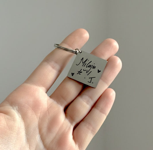 Klíčenka s rytinou ručně psaného vzkazu