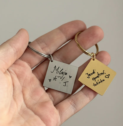 Klíčenka s rytinou ručně psaného vzkazu