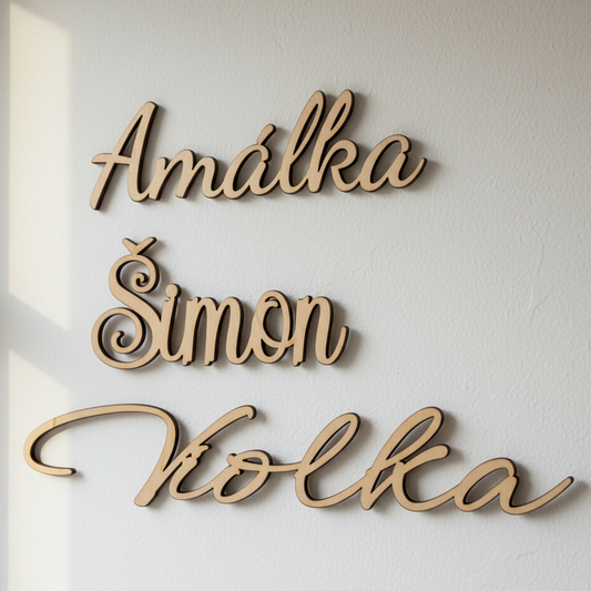 Jméno ze dřeva na zeď