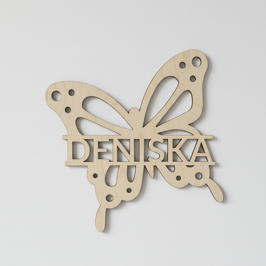 Dřevěný MOTÝL se jménem